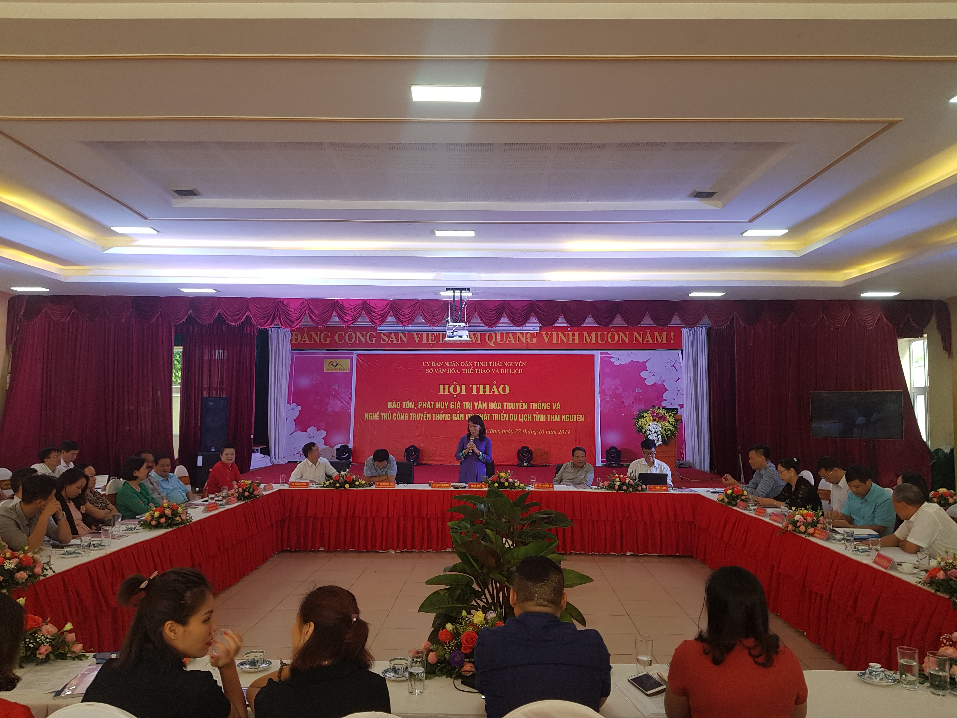 Đ/c Nguyễn Thị Mai – G/Đ Sở VH TT & DL phát biểu tại Hội thảo “Bảo tồn, phát huy giá trị văn hóa truyền thống và nghề thủ công truyền thống gắn với phát triển du lịch tỉnh TN”.