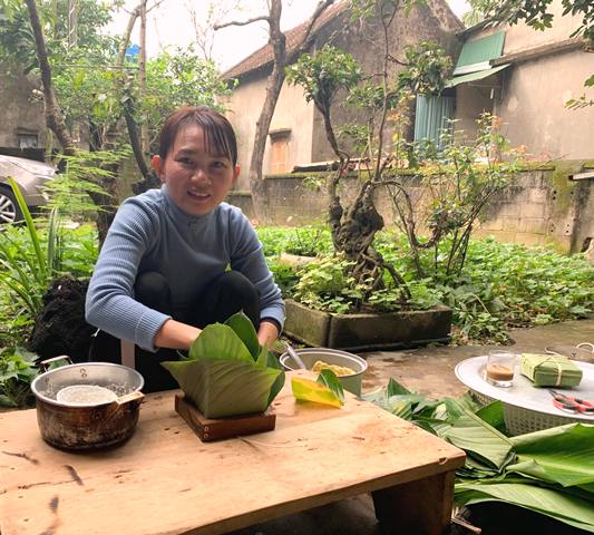 Chị Nguyễn Thị Hòa- Từ Kon Tum về cũng tham gia việc gói bánh