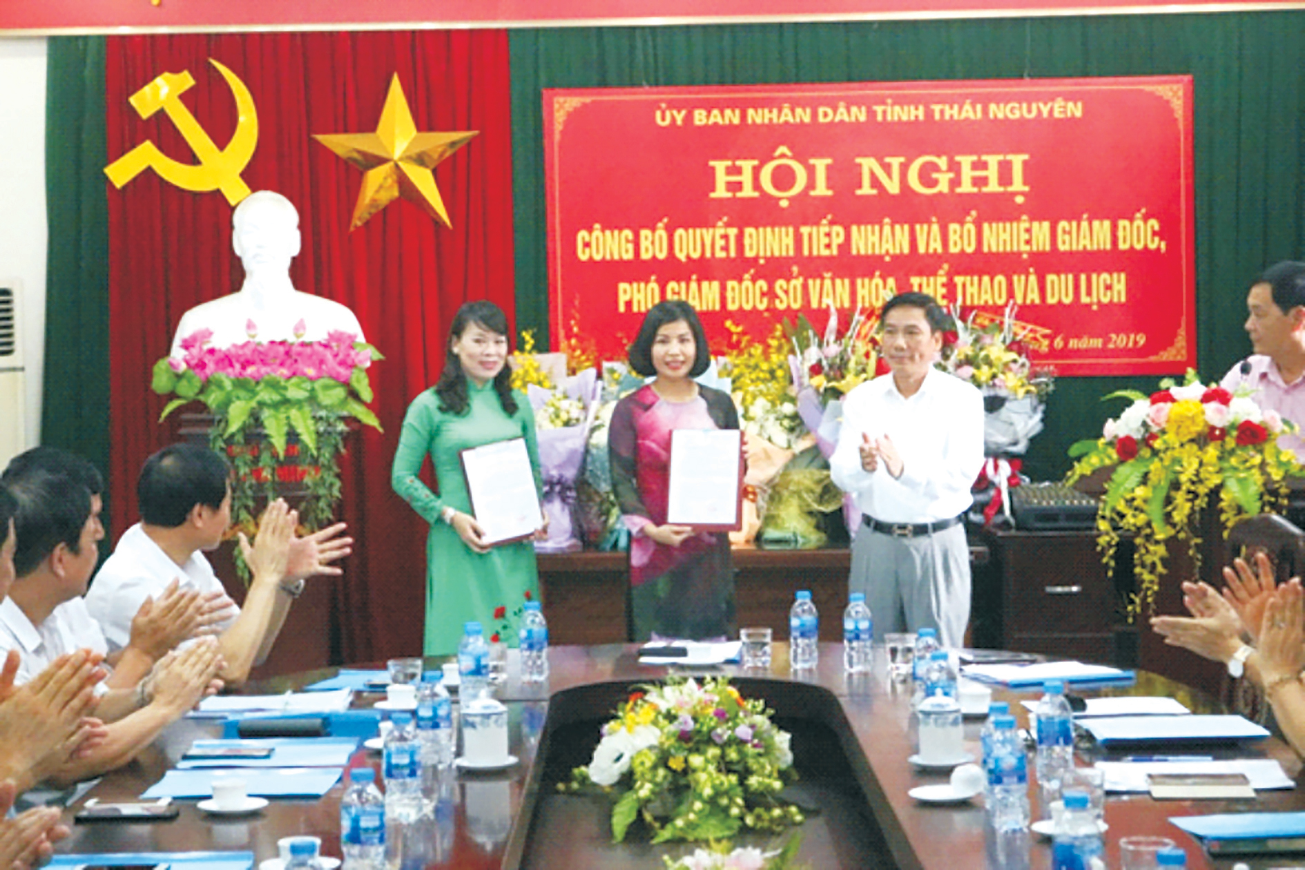Đ/c Vũ Hồng Bắc, Phó Bí thư Tỉnh ủy - Chủ tịch UBND tỉnh Thái Nguyên trao quyết định bổ nhiệm Giám đốc Sở VH TT & DL cho Đ/c Nguyễn Thị Mai (áo xanh)
