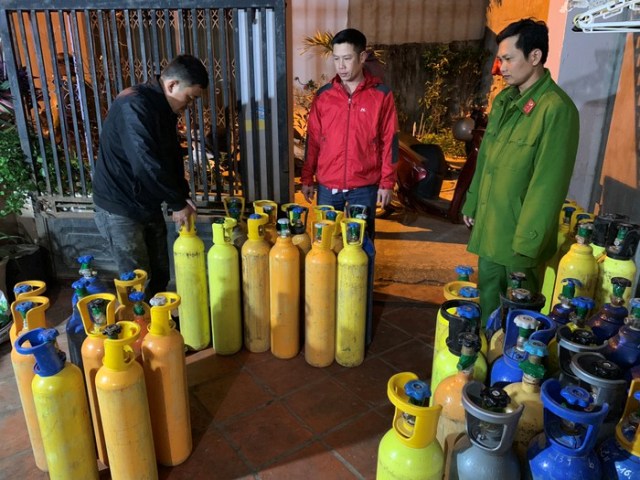 Đắk Lắk: Phát hiện thu giữ 60 bình bơm bóng cười