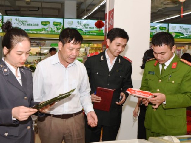 Lực lượng liên ngành kiểm tra hàng hóa tại siêu thị BigC Vinh