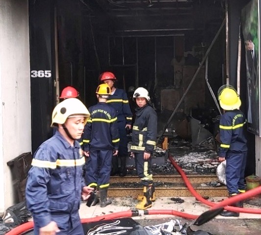 Đà Nẵng: Giải cứu nhiều nạn nhân mắc kẹt trong đám cháy tại trung tâm thành phố