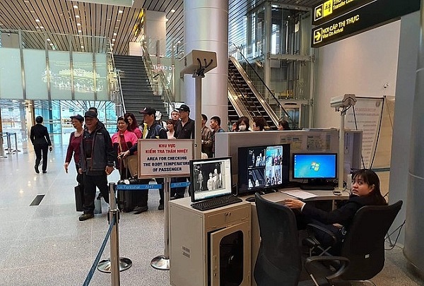 Du khách được kiểm tra thân nhiệt khi xuất nhập cảnh tại sân bay quốc tế Đà Nẵng