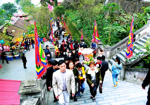 Hàng vạn người hành hương về Tây Thiên du xuân, bái Phật đầu năm