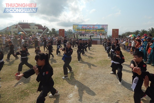 Biểu diễn võ cổ truyền tại Hội Cầu Huê