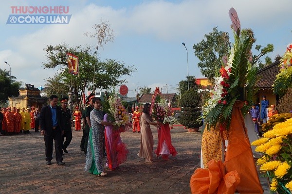 Các đại biểu dâng hoa tưởng nhớ công lao to lớn của người anh hùng 