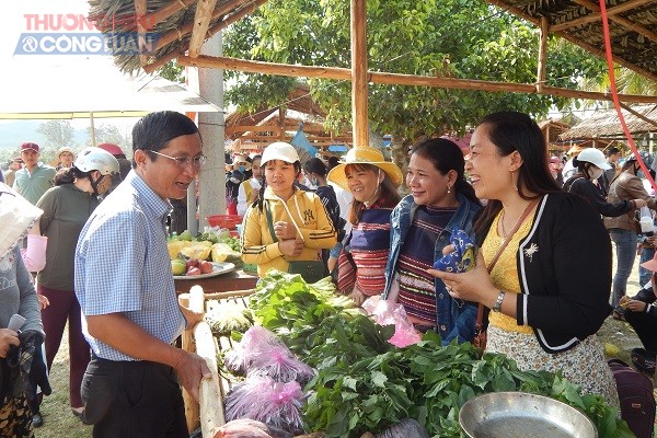 Phiên chợ Kinh-Thượng với các gian hàng được bày bán các sản phẩm đặc trưng của vùng miền