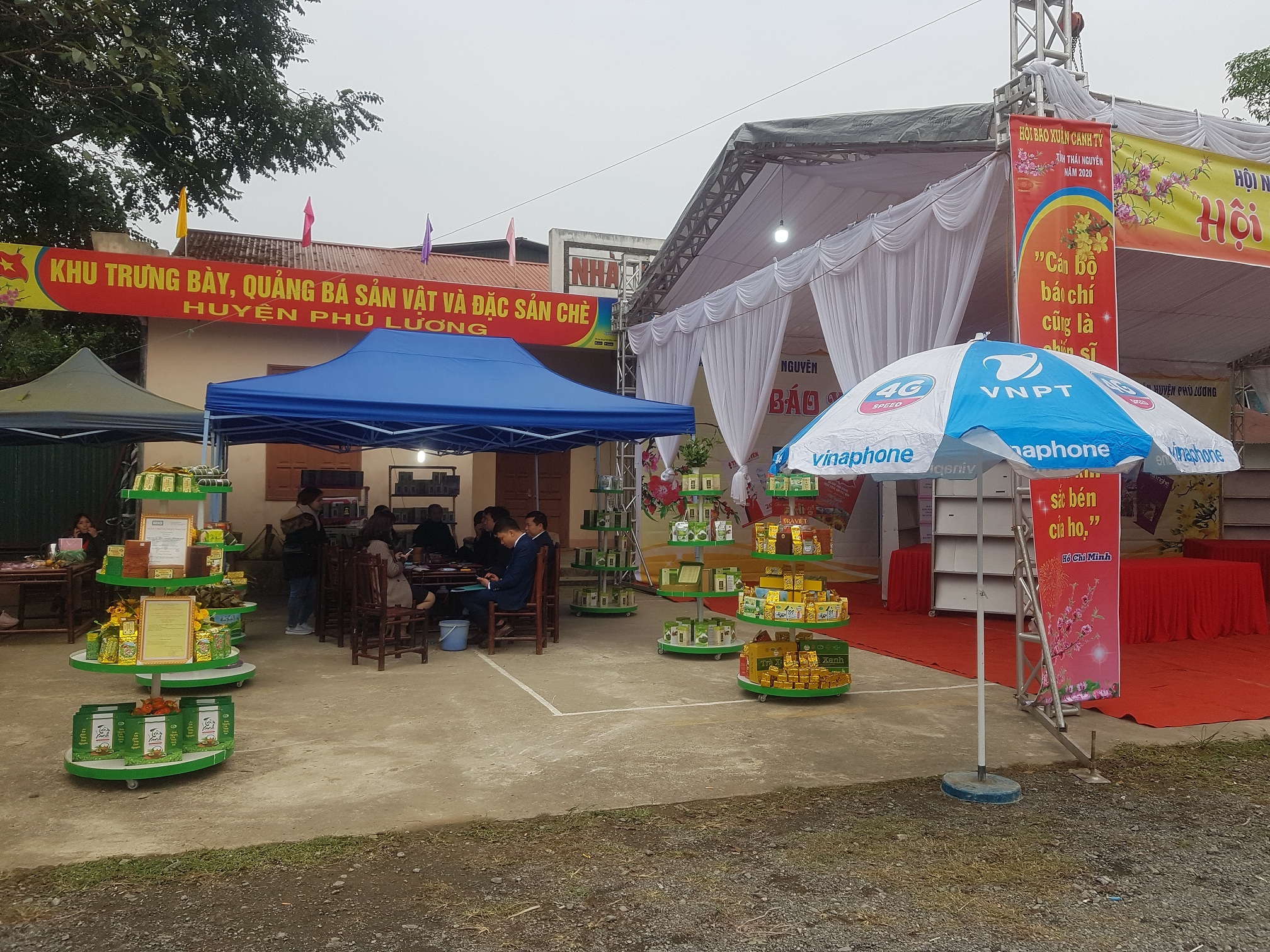 Gian h&agrave;ng trưng b&agrave;y quảng b&aacute; sản phẩm ch&egrave; v&agrave; trưng b&agrave;y ảnh sắc mầu văn h&oacute;a Ph&uacute; Lương