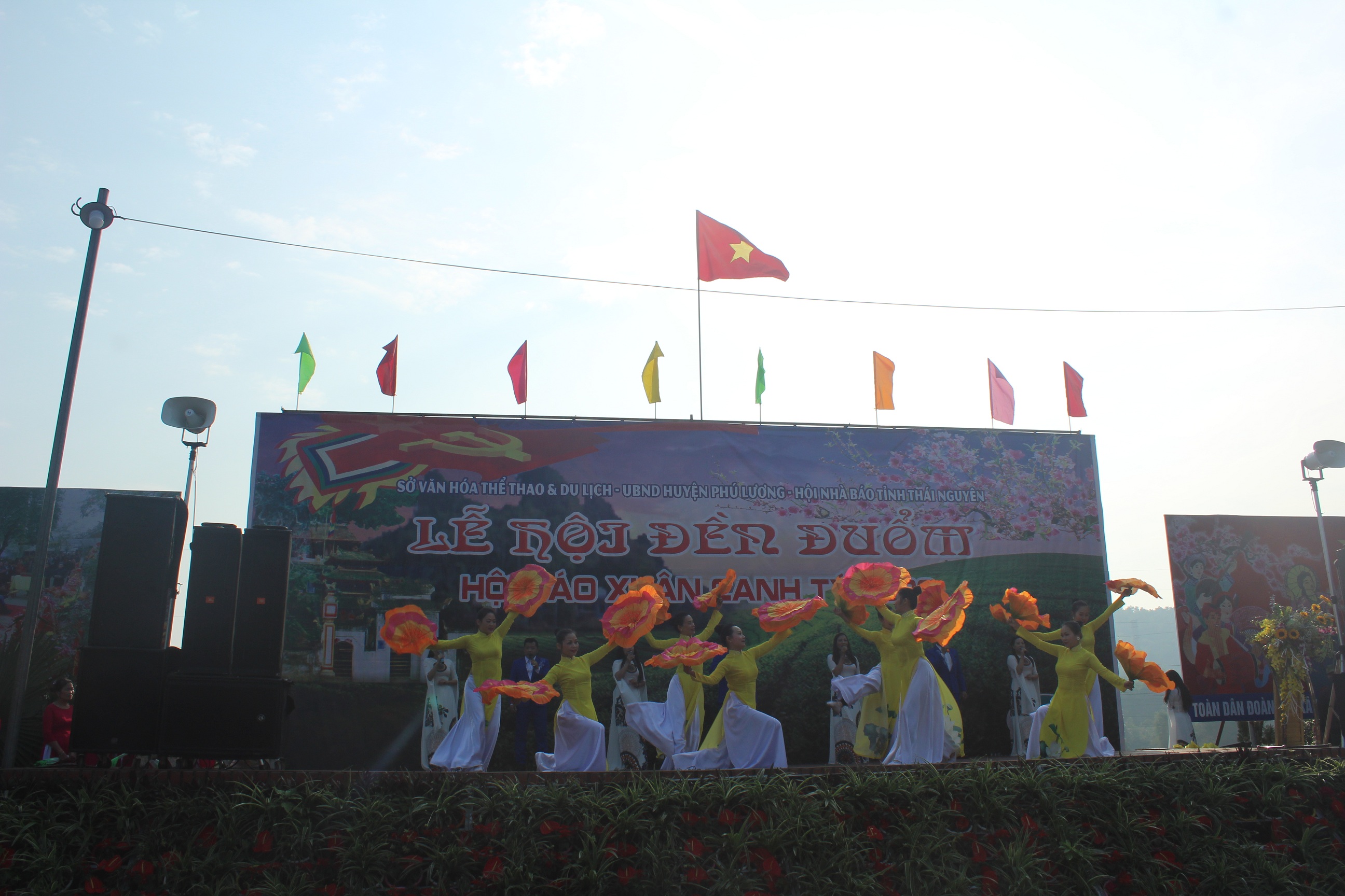 Chương tr&igrave;nh thi văn nghệ tại Lễ hội