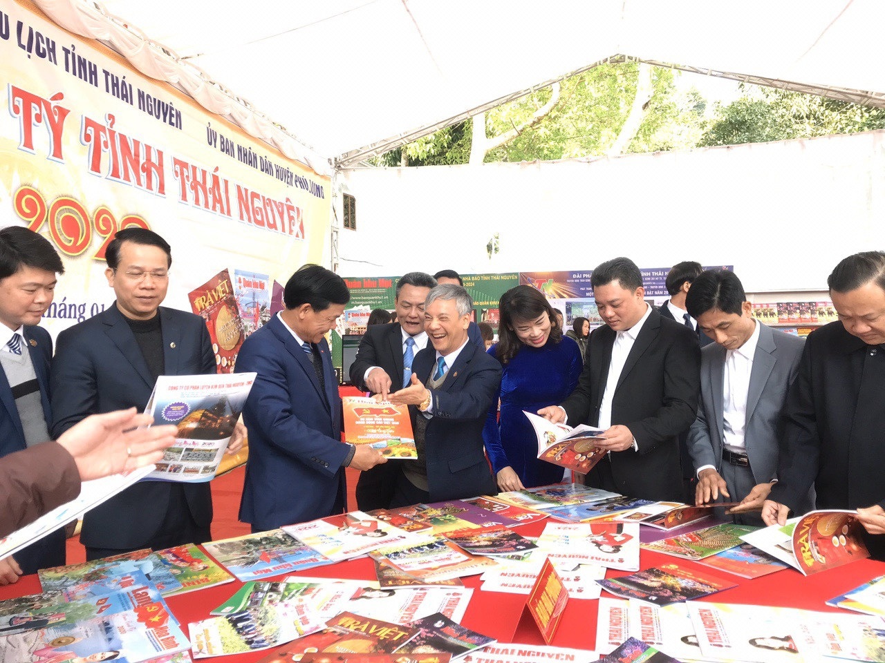 L&atilde;nh đạo Tỉnh, c&aacute;c Sở, Ban, ng&agrave;nh, c&aacute;c địa phương v&agrave; quan kh&aacute;ch thăm quan Hội B&aacute;o xu&acirc;n