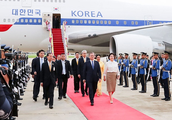 Tổng thống Hàn Quốc Moon Jae-in thực hiện chuyến công du kéo dài một tuần tới 3 quốc gia trong khu vực Đông Nam Á gồm Thái Lan, Myanmar và Lào hồi tháng 9/2019