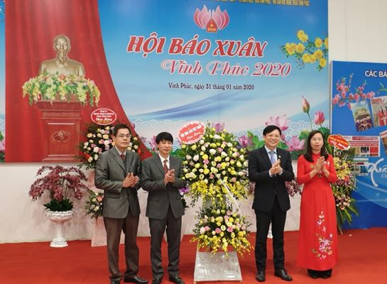Phó Chủ tịch Thường trực Hội Nhà báo Việt Nam Hồ Quang Lợi tặng hoa chúc mừng Hội Báo Xuân Vĩnh Phúc 2020