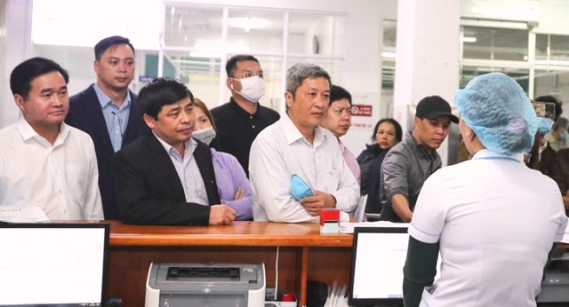 Thứ trưởng Bộ Y tế Nguyễn Trường Sơn kiểm tra khu cách ly tại BV Đà Nẵng