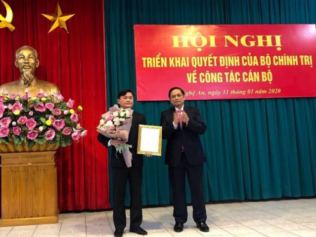 Trưởng Ban Tổ chức Trung ương Phạm Minh Chính chúc mừng tân bí thư Tỉnh ủy Nghệ An