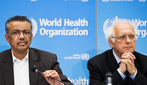 Tổng giám đốc WHO, ông Tedros Adhanom (trái) và giáo sư Didier Houssin, Chủ tịch Ủy ban Khẩn cấp, nói chuyện với truyền thông tại trụ sở của WHO ở Geneva ngày 30/1 (Ảnh: AP)