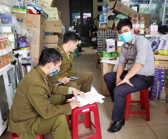 Đà Nẵng: Phát hiện một cửa hàng thiết bị y tế bán khẩu trang gấp 3 đến 4 lần