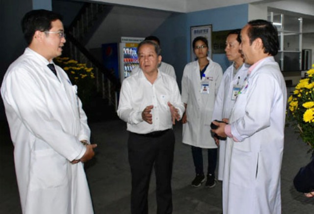 Chủ tịch Phan Ngọc Thọ (thứ 2 bên trái) đang kiểm tra cơ sở y tế triển khai việc phòng dịch viêm đường hô hấp cấp