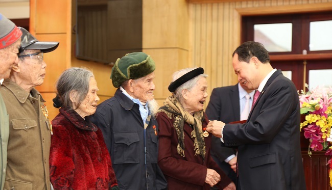 Thay mặt Ban Thường vụ Tỉnh ủy ,đồng chí Bí thư Tỉnh ủy, Chủ tịch HĐND tỉnh Trịnh Văn Chiến trao tặng Huy hiệu Đảng cho các đảng viên.