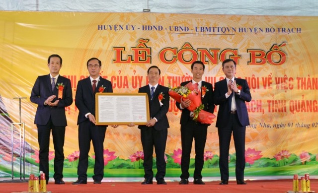 Lễ công bố thành lập thị trấn Phong Nha (ảnh: Báo Quảng Bình).
