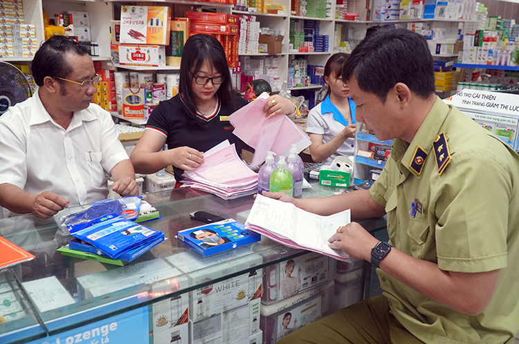 Lực lượng Quản lý thị trường Đồng Nai kiểm tra nhà thuốc Sơn Minh sáng 1/2.