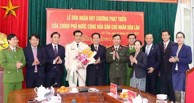 Đại tá Võ Trọng Hải - Giám đốc Công an tỉnh Hà Tĩnh vinh dự vừa được Chính phủ Lào trao tặng Huy chương phát triển