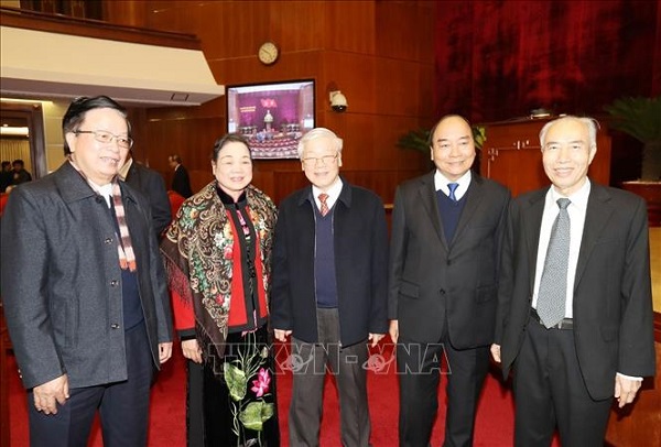 Tổng Bí thư, Chủ tịch nước Nguyễn Phú Trọng với các đồng chí nguyên lãnh đạo cấp cao của Đảng, Nhà nước (Ảnh: Trí Dũng/TTXVN)