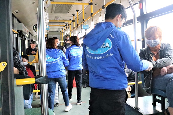 Những chiếc khẩu trang y tế được tặng miễn phí cho nhiều hành khách trên các chuyến xe buýt