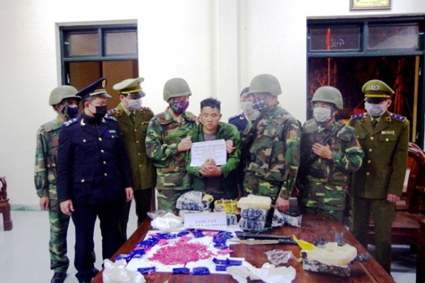 Hà Tĩnh: Bắt giữ đối tượng vận chuyển 36.000 viên hồng phiến và 4kg ma túy đá