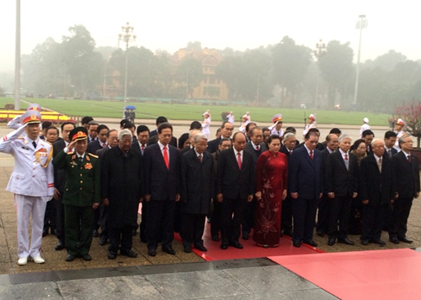 Đoàn lãnh đạo Đảng, Nhà nước vào Lăng viếng Chủ tịch Hồ Chí Minh (Ảnh: VGP/Nguyễn Hoàng)
