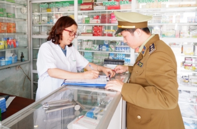 Kiển tra c&aacute;c quyaats thuốc