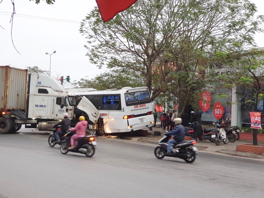 Hải Phòng: Xe contener đánh lái đâm vào xe khách chở công nhân đi làm hai xe hư hỏng nặng