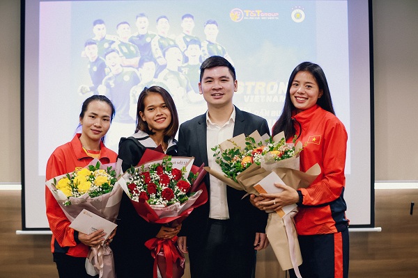 Phó Giám đốc Ban Quản trị và Phất triển Thể thao Tập đoàn T&T Group Đỗ Quang VInh trao thưởng cho 3 VĐV