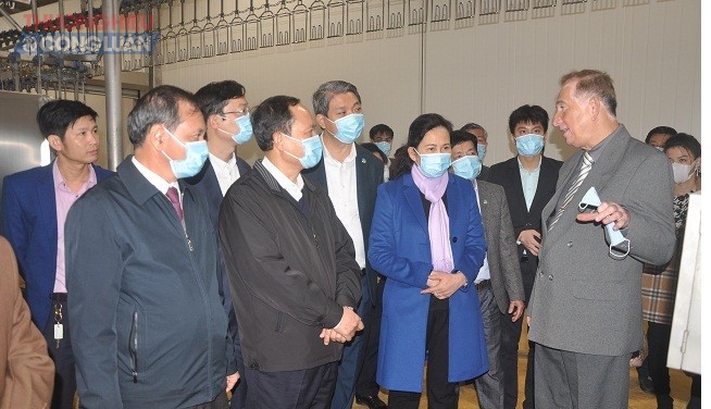 Đoàn công tác của hai tỉnh đã đến thăm Nhà máy giết mổ và chế biến gia cầm xuất khẩu Viet AVIS tại xã Hoằng Qùy (Thanh Hóa)