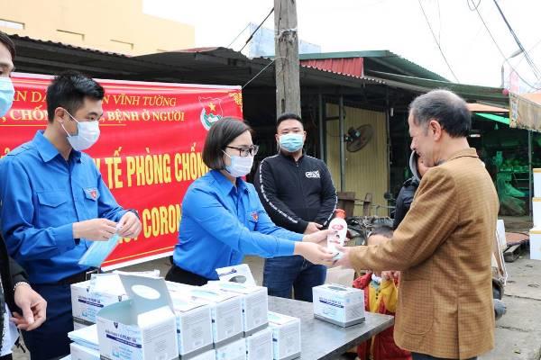 Huyện Vĩnh Tường (Vĩnh Phúc): Phát miễn phí 20.000 khẩu trang cùng nhiều vật tư y tế cho người dân