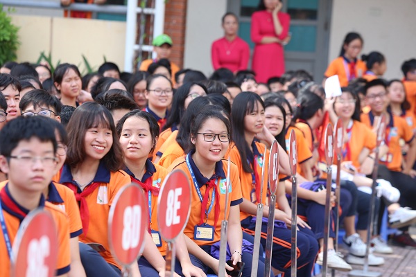 với các bạn học sinh ưu tú Trường THCS Việt Nam - Angiêri