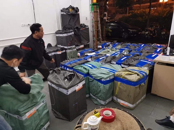 Công an quận Thanh Xuân vừa phát hiện và thu giữ lô khẩu trang gần 120.000 chiếc đang tập kết để vận chuyển lên biên giới tỉnh Lào Cai