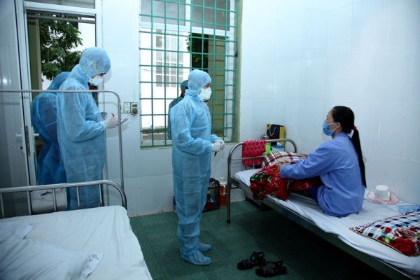 Các bác sĩ Trung tâm Y tế huyện Bình Xuyên luôn theo sát tình hình sức khỏe, động viên tinh thần người bệnh tại khu cách ly đặc biệt. Ảnh: Dương Chung