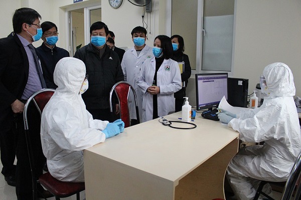 Chủ tịch UBND tỉnh Hải Dương Nguyễn Dương Thái kiểm tra khu vực khám bệnh cho bệnh nhân nghi nhiễm nCoV của Bệnh viện Nhi.