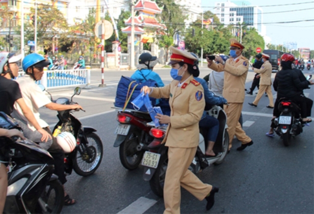 CSGT TP Huế phát khẩu trang cho người đi đường tại ngã tư Hùng Vương- Lê Hồng Phong (Huế)