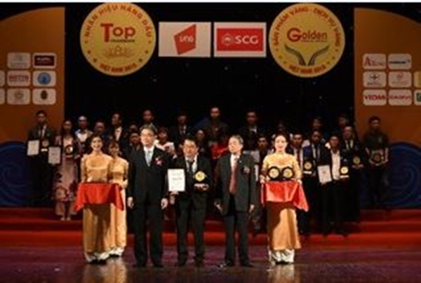 Ông Nguyễn Văn Kinh Luân - Giám đốc Sale- Marketing đại diện công ty TNHH Phú Nông nhận giải thưởng