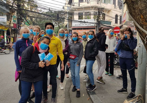 Du khách đến Hà Nội phải đeo khẩu trang đề đề phòng dịch bệnh virus corona (Ảnh NLD)