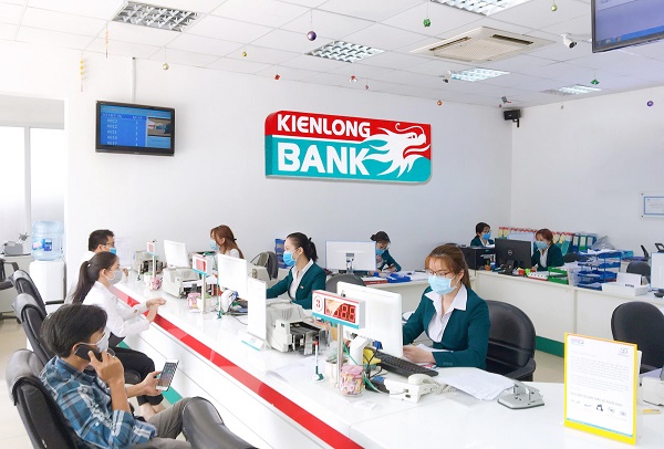 CBNV Kienlongbank đeo khẩu trang khi giao dịch với khách hàng