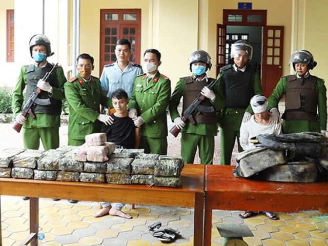 Hà Tĩnh: Mật phục, bắt 2 đối tượng vận chuyển 45 kg ma túy