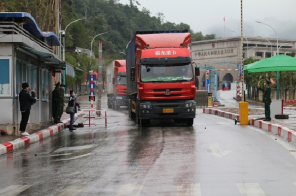 Xe chở hàng hóa nhập khẩu từ Trung Quốc vào Việt Nam