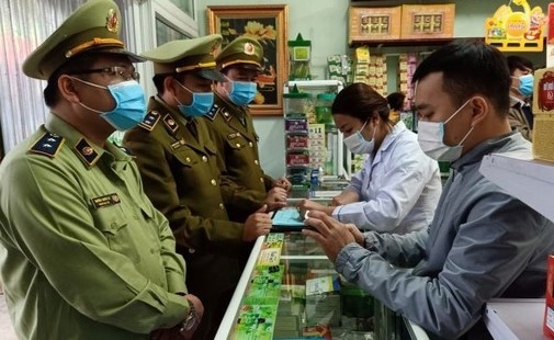Lực lượng QLTT tỉnh Thanh Hóa tiến hành kiểm tra các cơ sở kinh doanh thuốc, thiết bị vật tư y tế trên địa bàn