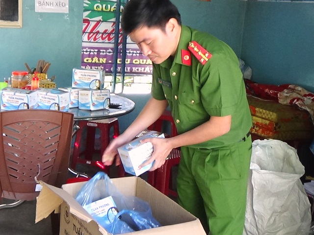 Quảng Ngãi: Phát hiện gần 4.000 khẩu trang không rõ nguồn gốc trong quán ăn