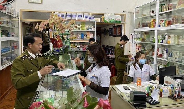 Cục QLTT tỉnh Ninh Bình đã tổ chức cho gần 500 nhà thuốc, đại lý thuốc tân dược trên địa bàn tỉnh này ký cam kết niêm yết công khai giá bán, không đầu cơ, găm hàng.