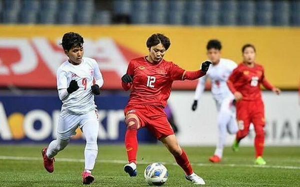 ĐT nữ Việt Nam (áo đỏ) giành chiến thắng 1-0 trước Myanmar