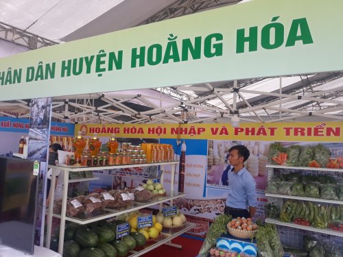 Gian hàng của huyện Hoằng Hóa (Thanh Hóa) tham gia trưng bày giới thiệu sản phẩm nông sản, thực phẩm an toàn tại 1 hội nghị năm 2019