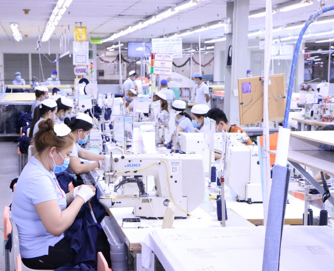 Công nhân Công ty TNHH Esquel Garment Mannufacturing đeo khẩu trang thường xuyên để bảo vệ sức khỏe